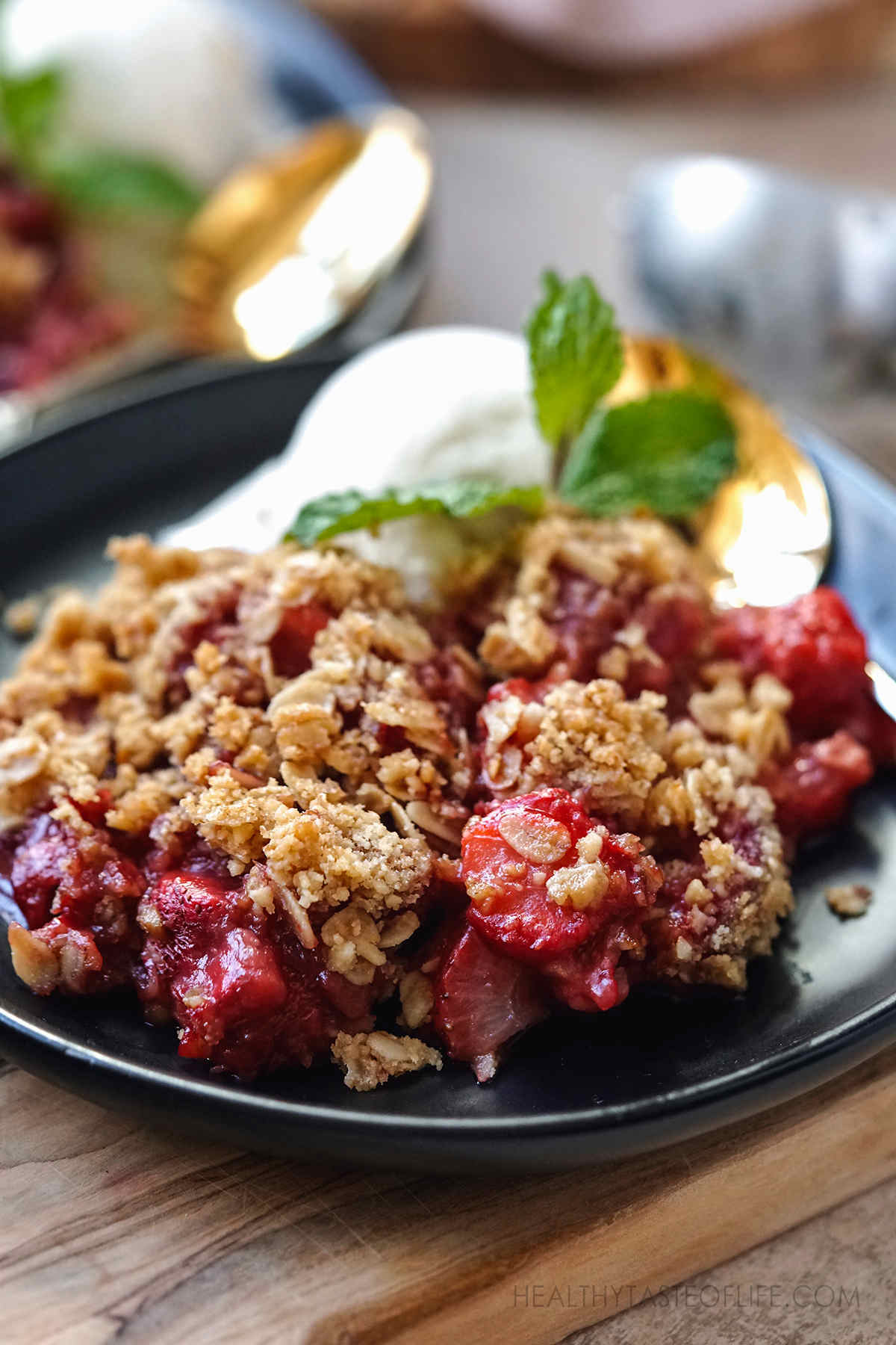 Easy Healthy Strawberry Crisp Recipe (Fresh or Frozen Berries)